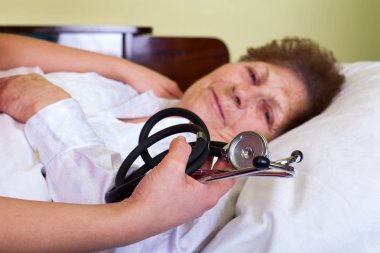 Yatakta basmış yaşlı kadın