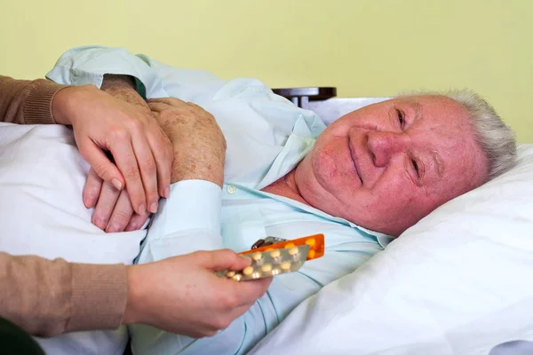 Oudere man medicatie ontvangen — Stockfoto