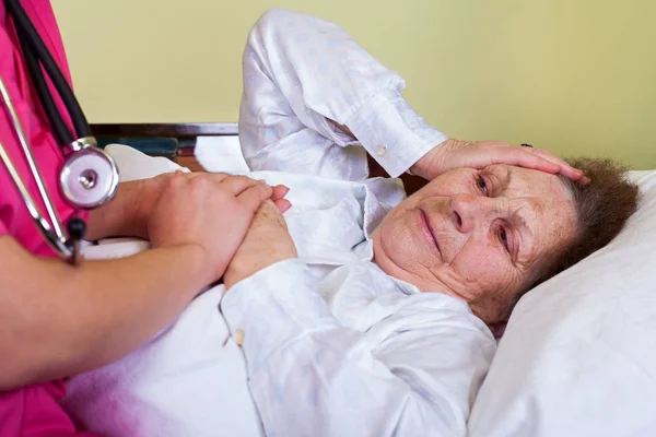 Mujer anciana postrada en cama — Foto de Stock