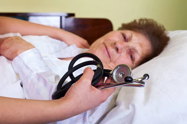 Cama montada anciana mujer —  Fotos de Stock