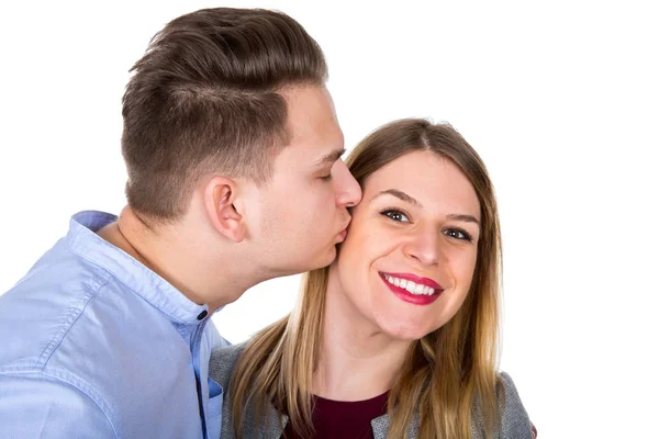 Romantisk kille kysser hans flickvän — Stockfoto