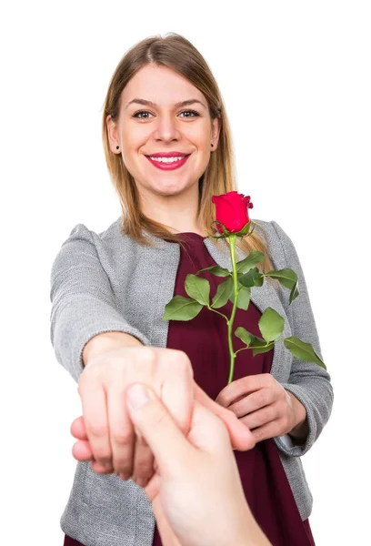 Szczęśliwy, piękna kobieta z czerwonych róż — Zdjęcie stockowe