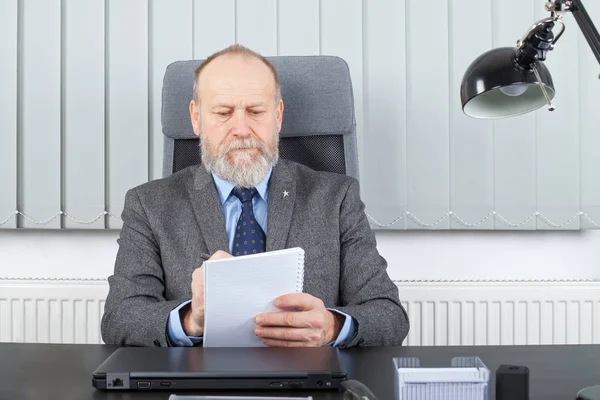 Homme d'affaires réfléchi au bureau — Photo