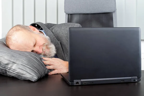 Überlasteter Geschäftsmann im Büro — Stockfoto