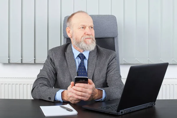 Manager väntar ett e-postmeddelande — Stockfoto