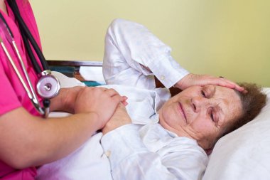 Yaşlı kadın bir baş ağrısı olması