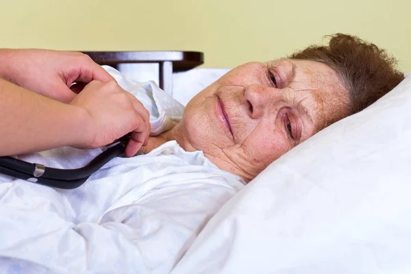 Yatakta basmış yaşlı kadın — Stok fotoğraf