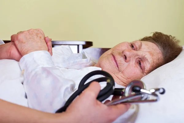 Hasta yaşlı kadın — Stok fotoğraf