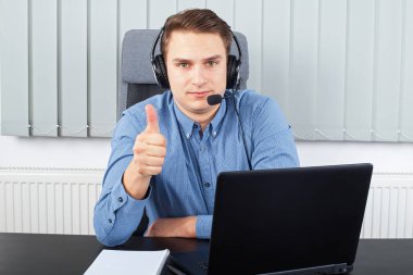 Video konferans sahip genç işadamı