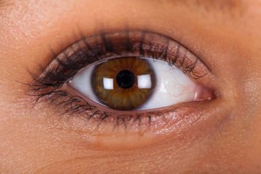 Kadar kadın ela gözünü kapat