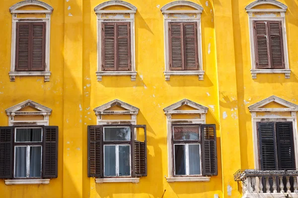 Edifício velho amarelo — Fotografia de Stock