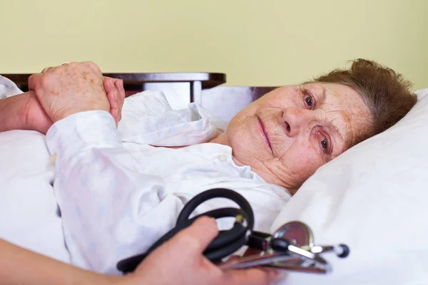 Cama montada anciana mujer — Foto de Stock