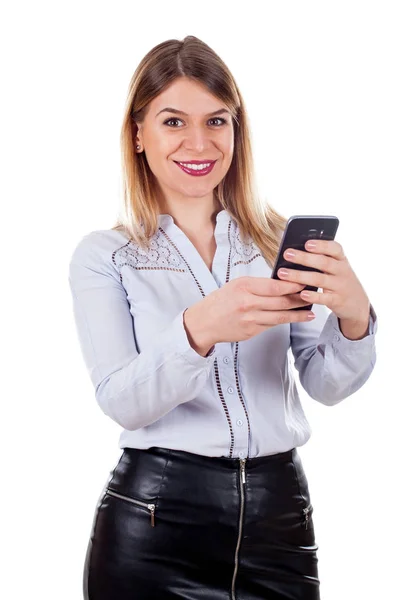 Usmívající se žena odesílání zprávy — Stock fotografie