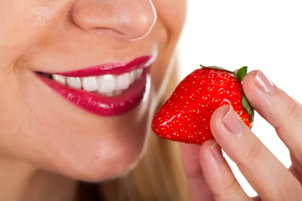 Сексуальная молодая женщина ест клубнику — стоковое фото