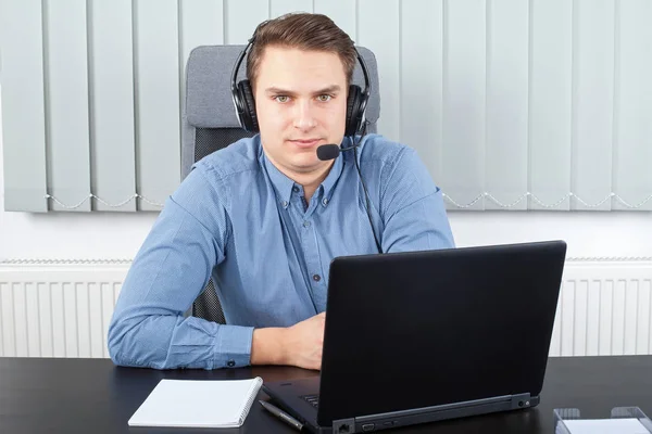 Joven hombre de negocios teniendo una videoconferencia —  Fotos de Stock