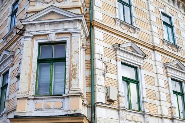 Edificio antiguo en el barrio de Oradea — Foto de Stock