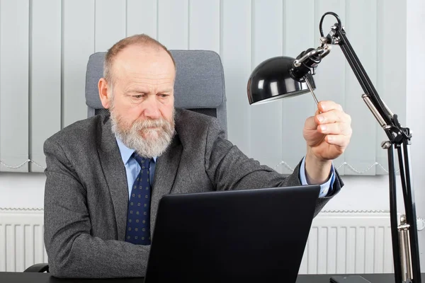 Aged employer at the office — Stock Photo, Image