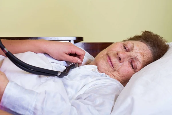 Mujer anciana enferma — Foto de Stock