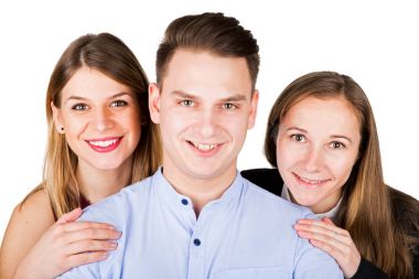 Güzel kadınlar genç adam sarılma