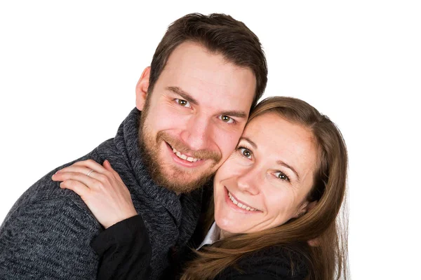 Gelukkige paar poseren op geïsoleerde achtergrond — Stockfoto