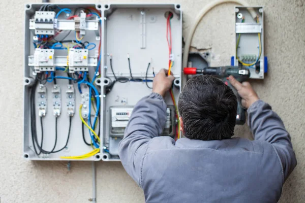 Electrician fixing a fuse — Stock Photo, Image