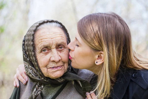 若い女性の病気の祖母をキス — ストック写真
