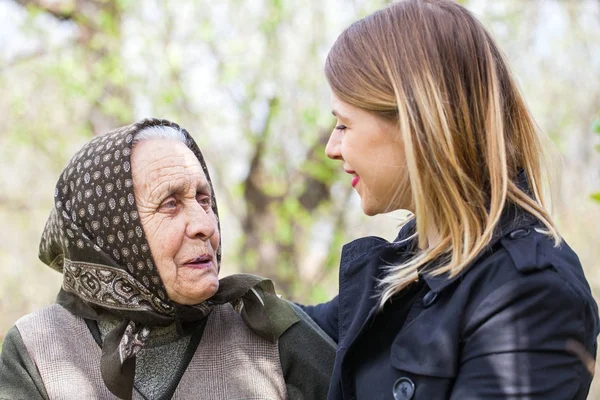 Büyükannesi açık olan güzel kadın — Stok fotoğraf