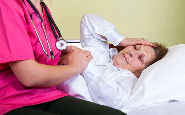 Mujer anciana postrada en cama — Foto de Stock