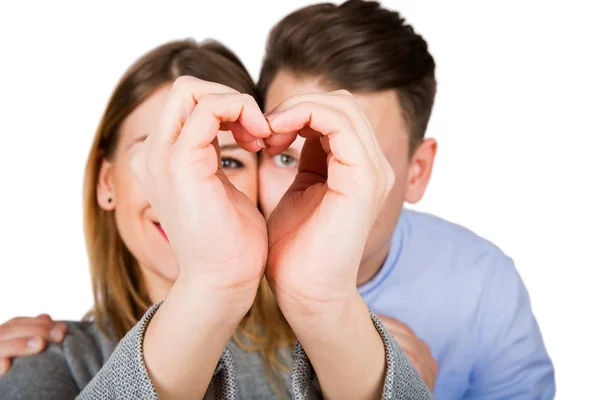 Jong koppel met een hart-teken — Stockfoto