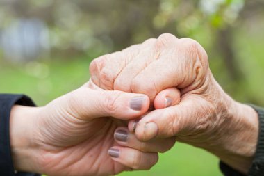 Kıdemli ve genç kadın elele