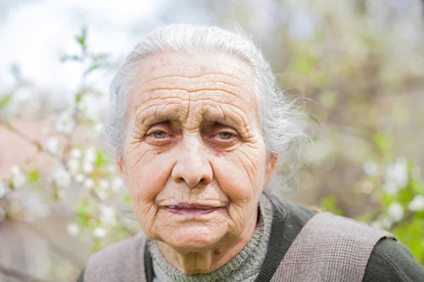 Mulher idosa aposentada — Fotografia de Stock