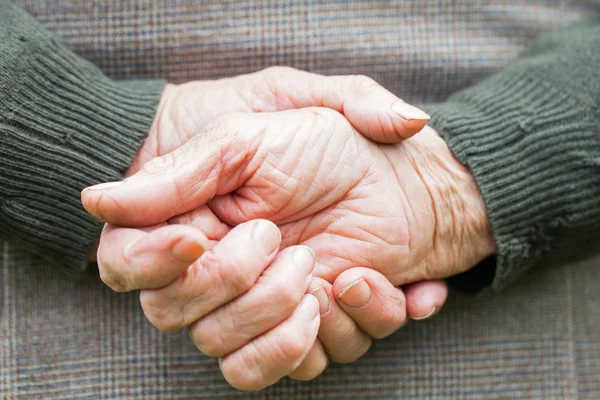 Närbild Bild Äldre Kvinnas Rynkiga Händer — Stockfoto