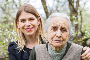 Yaşlı kadın ile onun bakıcı açık