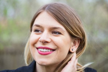 Çekici genç kadın açık, Bahar