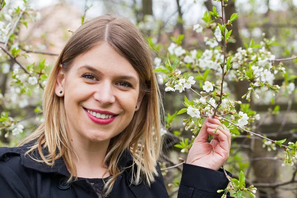 Atractiva mujer joven al aire libre, primavera —  Fotos de Stock