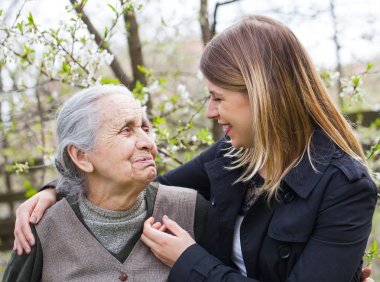 Yaşlı kadın ile neşeli caregiver açık, Bahar