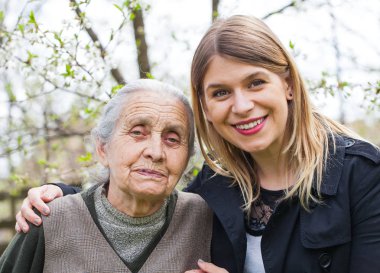 Yaşlı kadın ile neşeli caregiver açık, Bahar