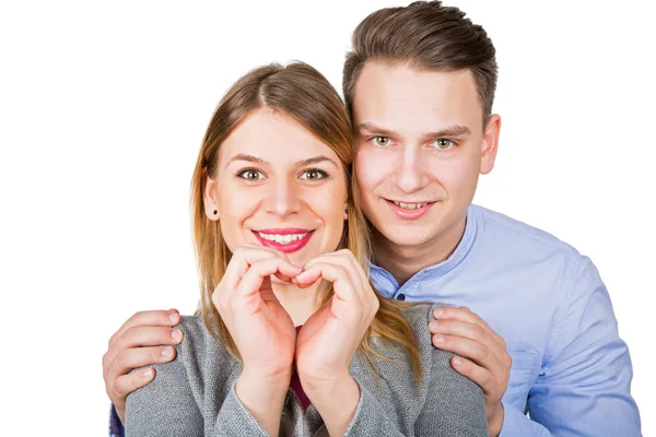Glückliches Paar mit einem Herzsymbol auf isoliertem Hintergrund — Stockfoto