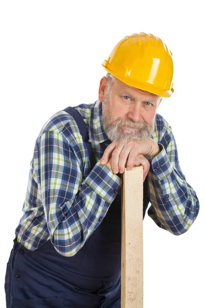 Engenheiro masculino cansado segurando uma ripa - fundo isolado — Fotografia de Stock