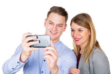 Genç çift cep telefonu bir video izlerken