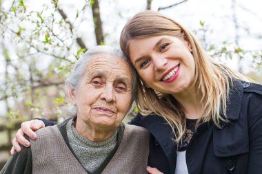 Yaşlı kadın ile neşeli caregiver açık, Bahar