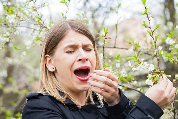 Mujer alérgica estornudando al aire libre en primavera — Foto de Stock