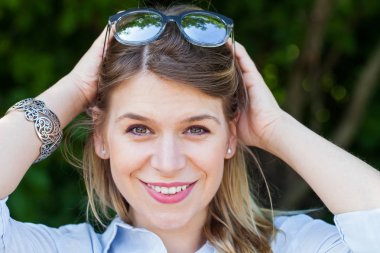 Açık kameraya gülümseyen güzel kadın