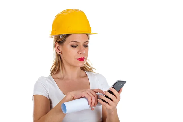 Construtora feminina tendo um telefonema — Fotografia de Stock