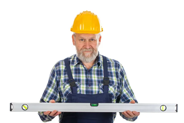 Construtor idoso com ferramenta de nível de espírito — Fotografia de Stock