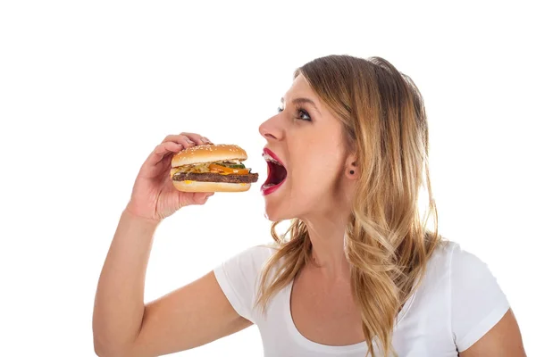 Mulher bonita comendo um delicioso hambúrguer — Fotografia de Stock