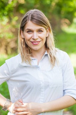 Açık poz güzel casual kadın