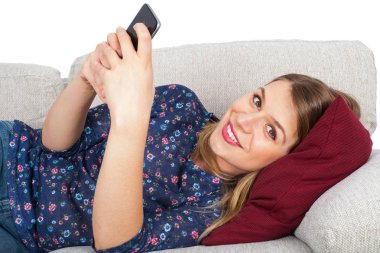 Görüntülü sohbet sahip kadın kanepede yalan