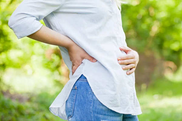 Erstes Trimester der Schwangerschaft, im Freien — Stockfoto