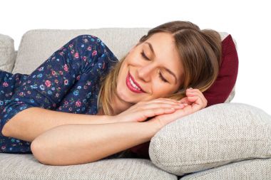 güzel bir kadın kanepede yatan